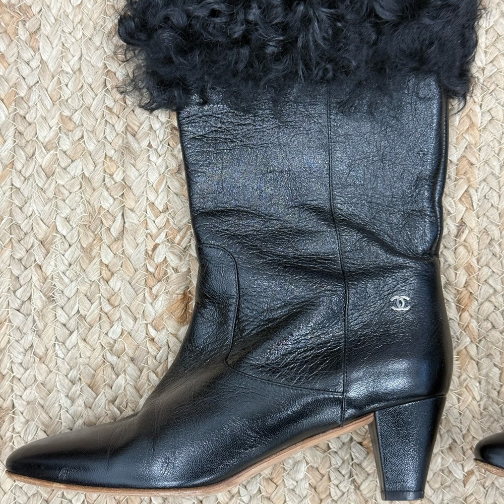 Chanel black boots, a shearling trim, a covered cone heel, and a silver CC logo - Picture 8 of 11
